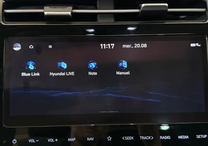 Écran tactile central du tableau de bord du Hyundai Tucson 2021 affichant les applications Blue Link et Hyundai LIVE.