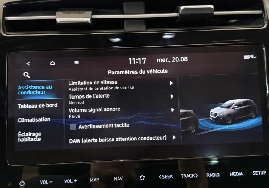 Écran tactile intérieur montrant les paramètres du véhicule avec illustration d’un SUV gris en vue latérale droite.