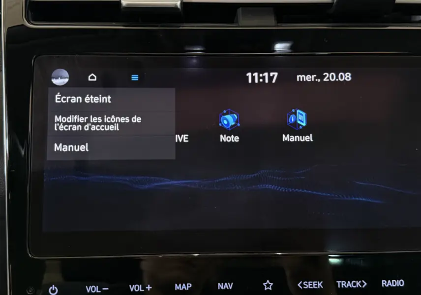 Écran tactile central noir du Hyundai Tucson 2021 affichant un menu avec options « Écran éteint » et « Manuel »
