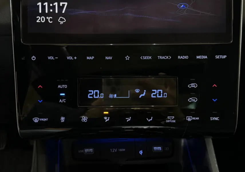Gros plan sur la console centrale tactile du Hyundai Tucson noir 2021, affichant la climatisation digitale et commandes multimédia.