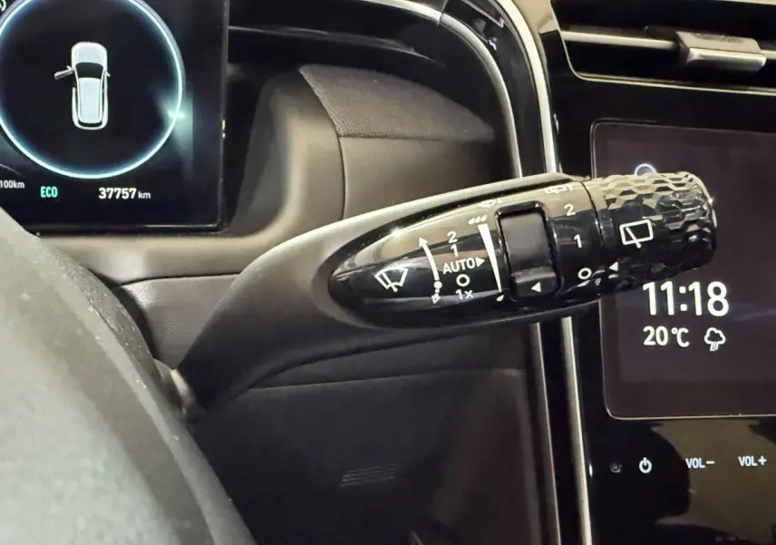 Gros plan sur la commande d'essuie-glace du tableau de bord noir du Hyundai Tucson 2021 hybride, affichage digital visible.