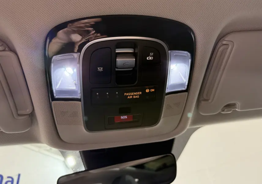 Plafonnier intérieur allumé avec commandes et indicateur airbag passager du Hyundai Tucson noir 2021.