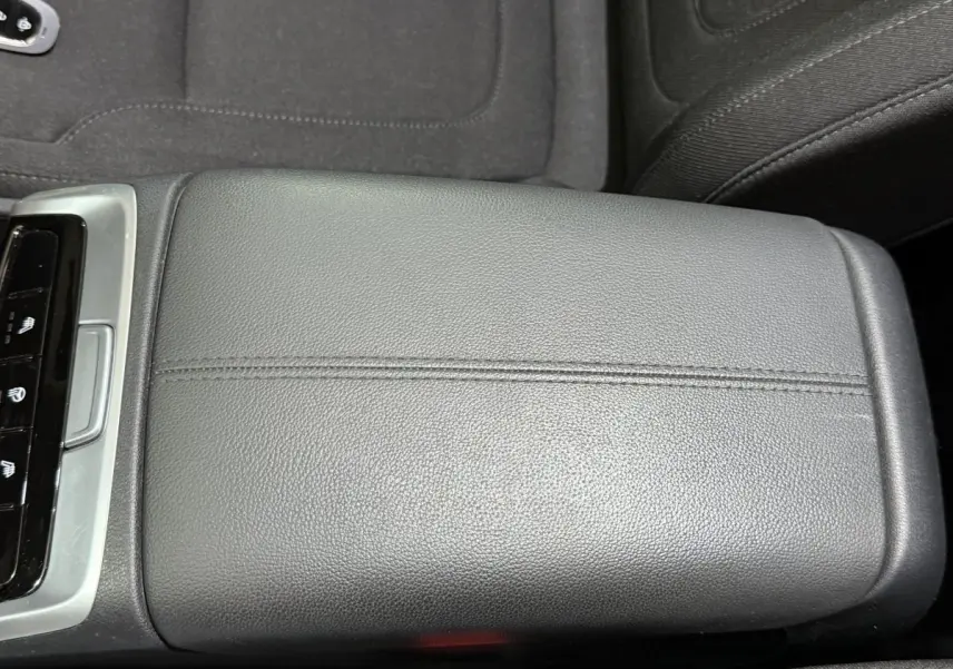 Accoudoir central en cuir noir vu de dessus dans l'habitacle du Hyundai Tucson 2021 hybride.