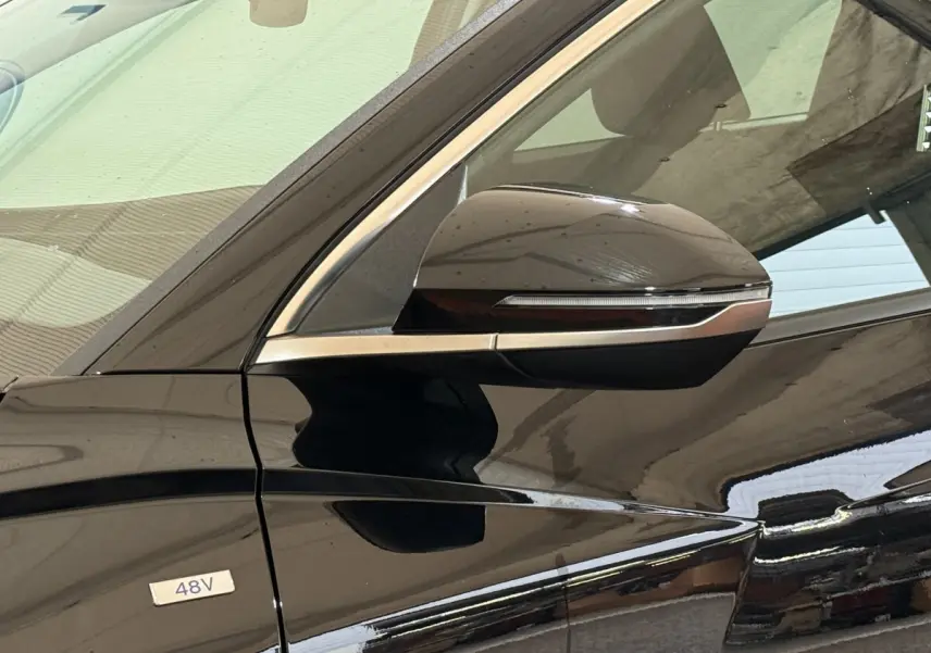 Gros plan sur le rétroviseur côté gauche noir brillant du Hyundai Tucson hybride 48V 2021 avec badge 48V visible.