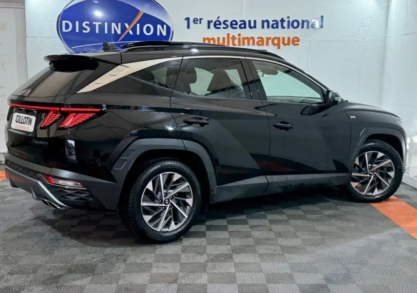 Hyundai Tucson noir en vue profil côté gauche, avec jantes alliage et feux arrière LED distinctifs.