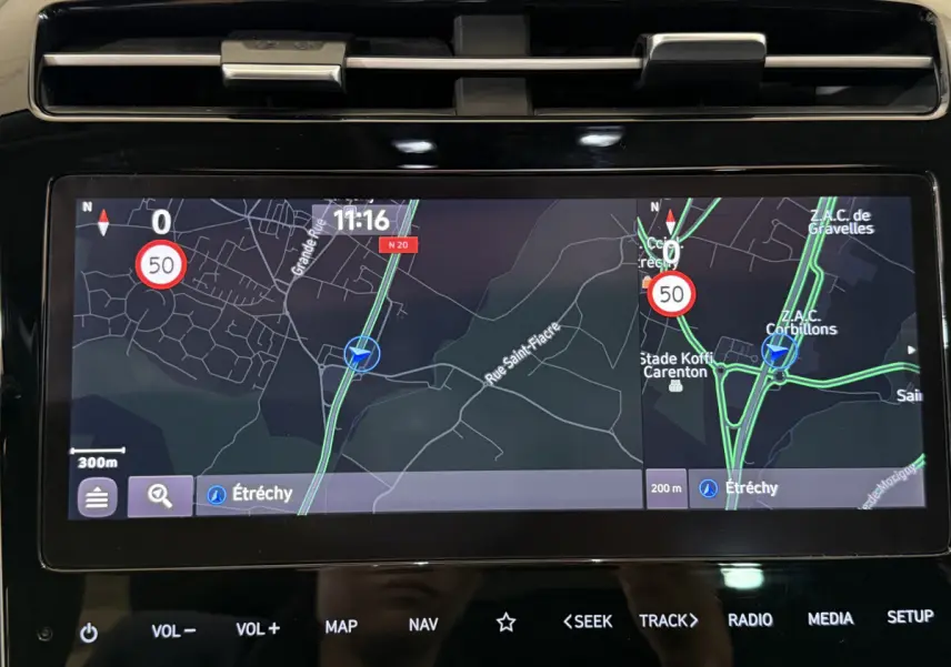 Écran tactile central du tableau de bord du Hyundai Tucson noir, affichant la navigation GPS en mode carte.