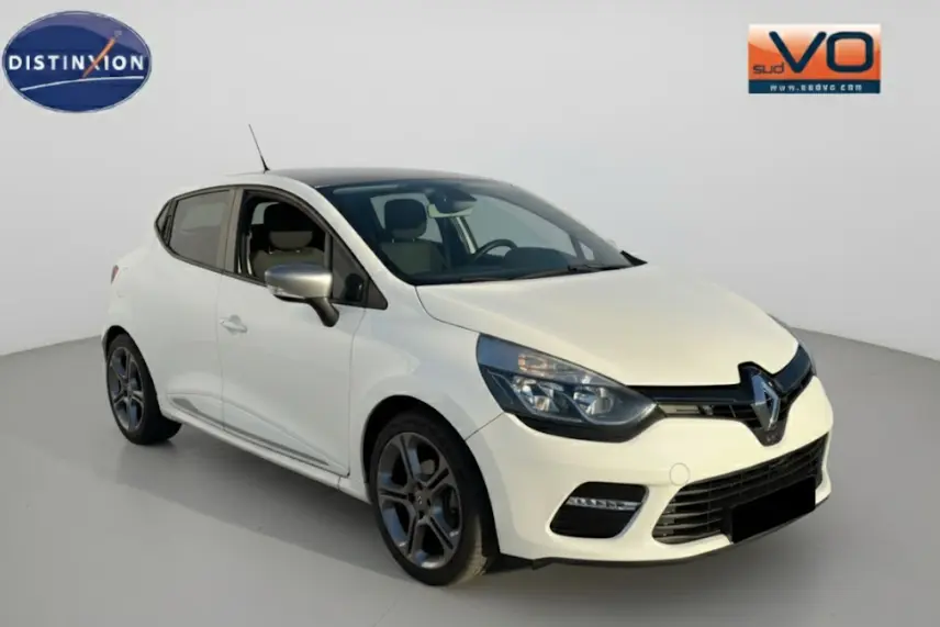 Renault Clio IV TCe 120 GT blanc vue 3/4 avant droit avec jantes alliage 17 pouces et feux diurnes LED.