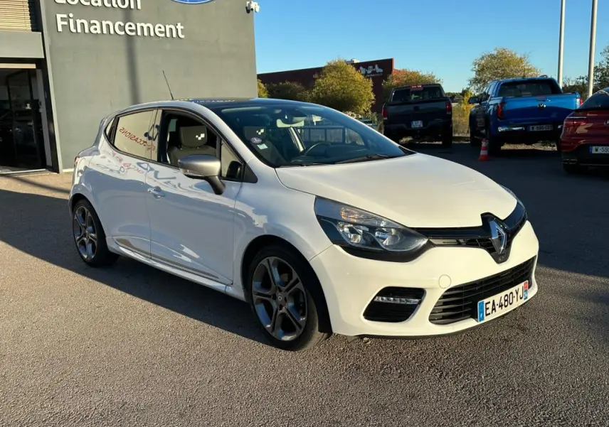 Renault Clio IV TCe 120 GT blanc vue 3/4 avant droit avec jantes alliage 17 pouces et vitres surteintées.