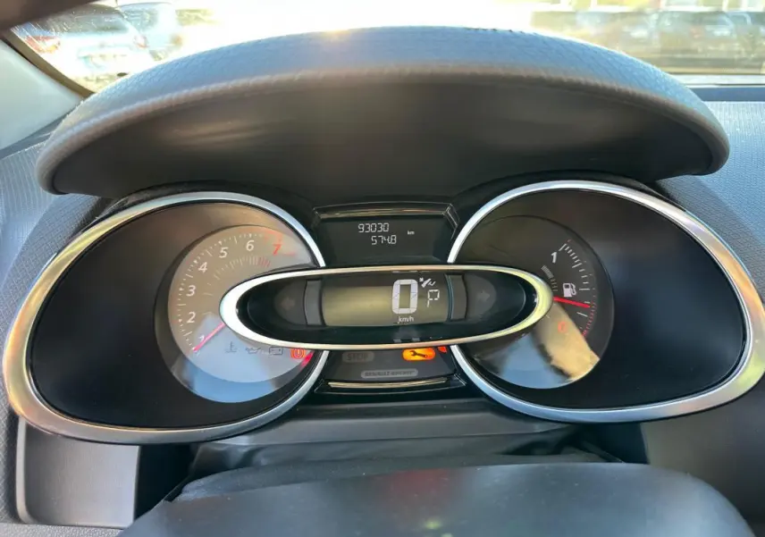 Tableau de bord de Renault Clio IV TCe 120 GT blanc, affichant 0 km/h et 93 030 km au compteur.