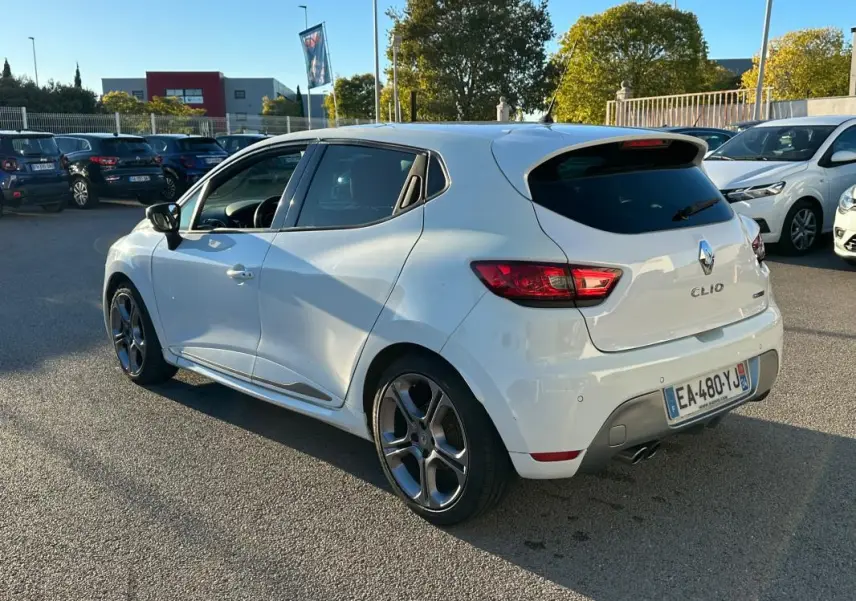 Renault Clio IV TCe 120 GT blanc vue 3/4 arrière droit avec jantes alliage 17 pouces et vitres surteintées.
