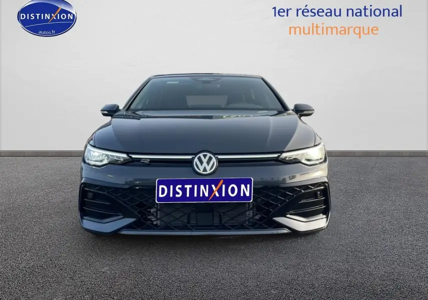Vue frontale d'une Volkswagen Golf 1.5 etsi evo2 150 R-Line gris avec calandre noire et phares LED allumés.