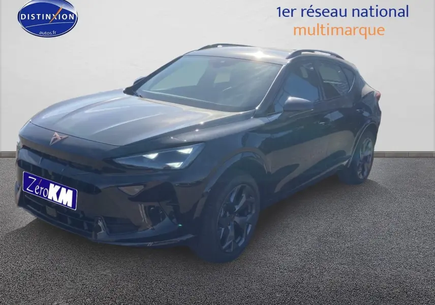 SUV CUPRA Formentor noir midnight en 3/4 avant droit, avec jantes alu 18 pouces et feux LED allumés.