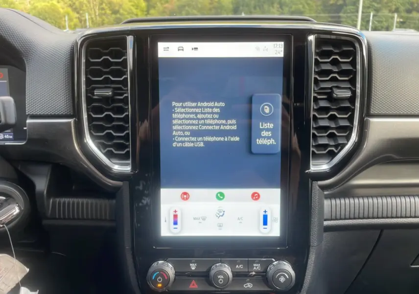 Vue rapprochée de la console centrale du Ford Ranger 2025, écran tactile Android Auto entouré de grilles d'aération noires.