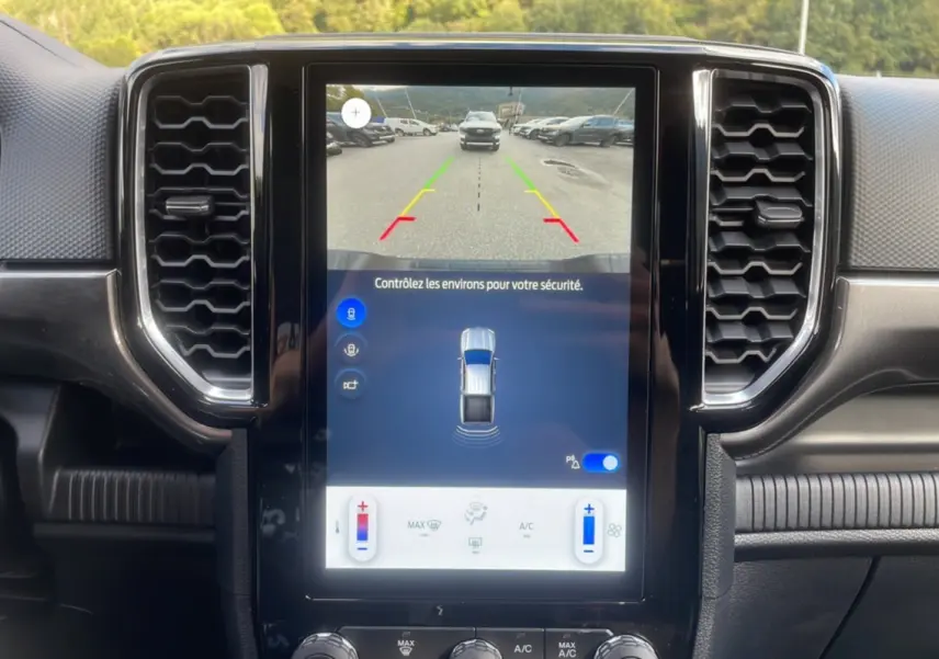 Écran tactile central du Ford Ranger 2025 affichant la caméra de recul et les commandes de climatisation.