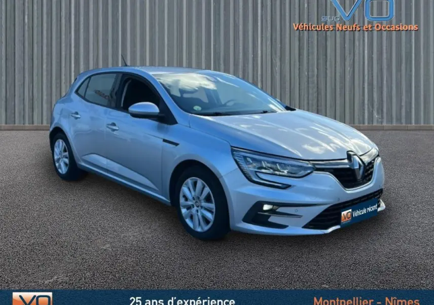 Renault Mégane IV Berline gris clair vue 3/4 avant droit avec phares LED et jantes 16 pouces sur fond neutre.