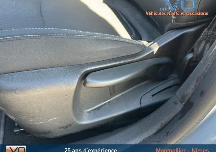 Détail de la manette de réglage du siège côté conducteur d'une Renault Mégane IV gris clair, 2022.