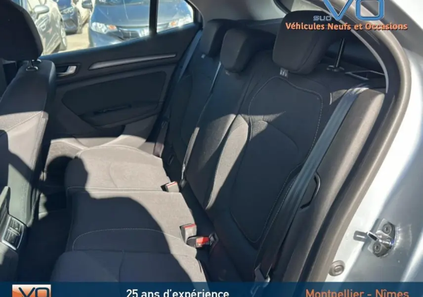 Vue intérieure arrière droite des sièges en tissu noir d'une Renault Mégane IV Berline gris clair 2022.