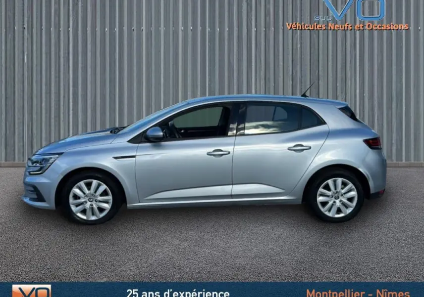 Profil côté gauche d'une Renault Mégane IV Berline gris clair 2022, avec jantes 16 pouces et rétroviseurs électriques rabattables.