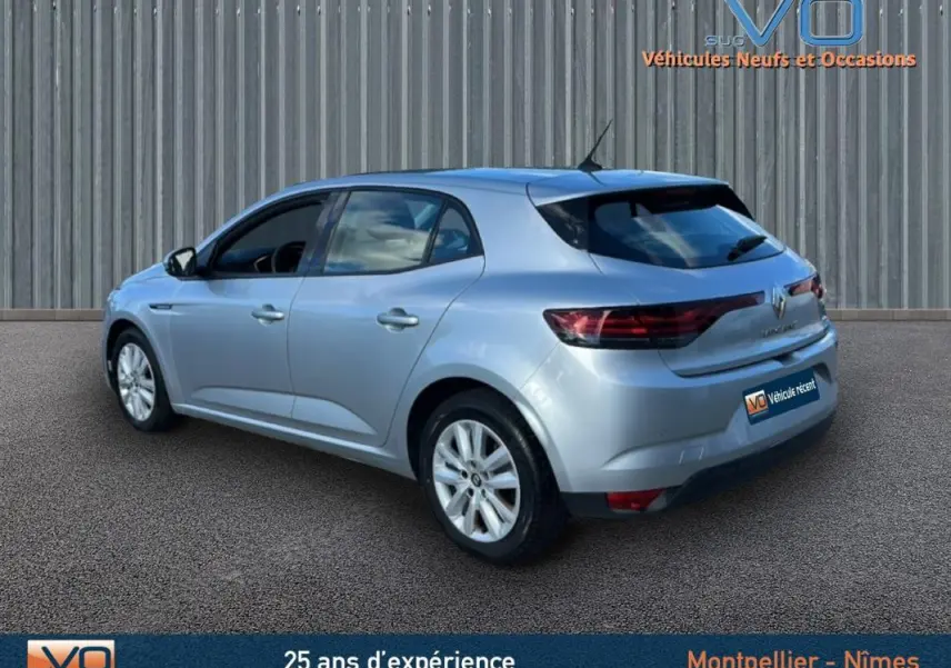Renault Mégane IV gris clair vue en 3/4 arrière côté gauche sur fond neutre avec jantes 16 pouces.