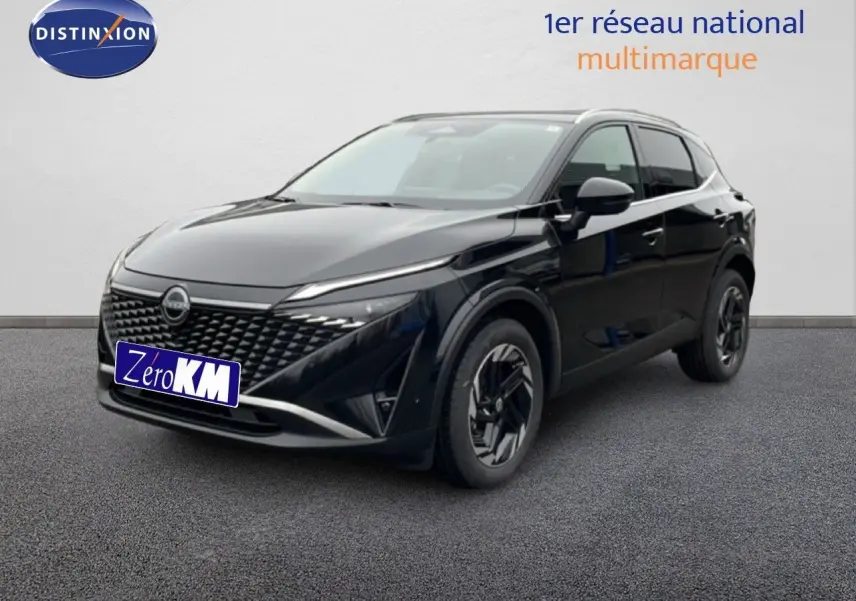 Nissan Qashqai 2025 noir perle métal en 3/4 avant droit avec calandre et jantes distinctives.