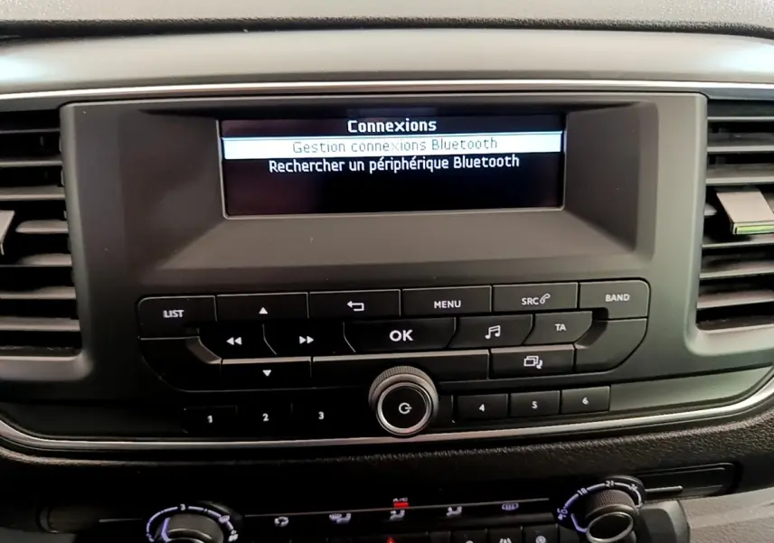 Tableau de bord du Peugeot Traveller 2018 montrant l’écran central avec menu Bluetooth et commandes audio noires.