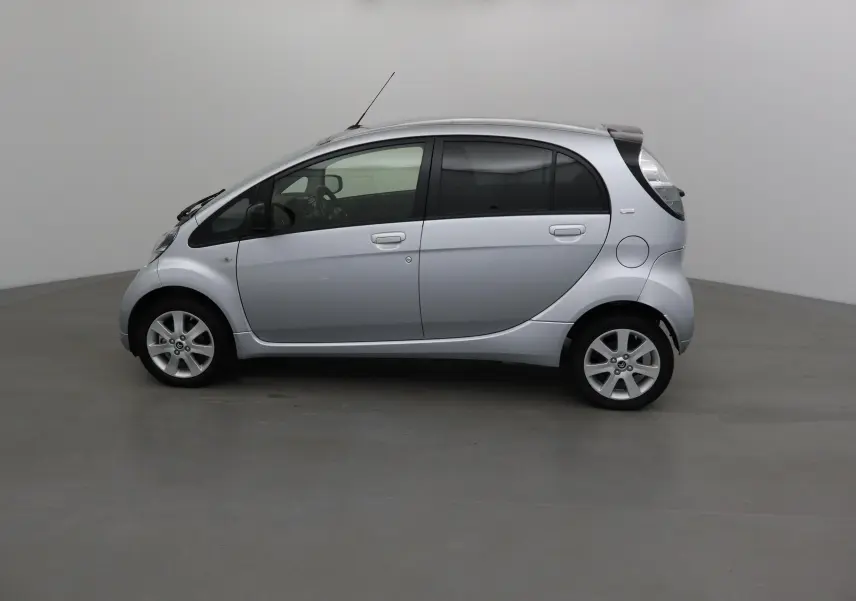 Profil côté gauche d'une Citroën C-ZERO gris alu 2018, compacte et électrique, avec jantes alliage et vitres teintées.