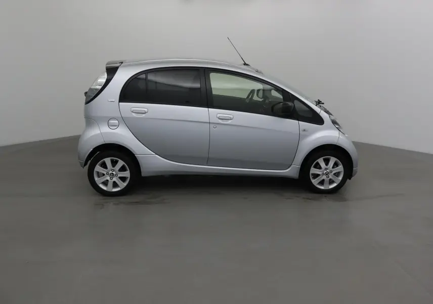 Profil côté droit d'une Citroën C-ZERO gris alu 2018, compacte électrique aux vitres teintées et jantes alliage.