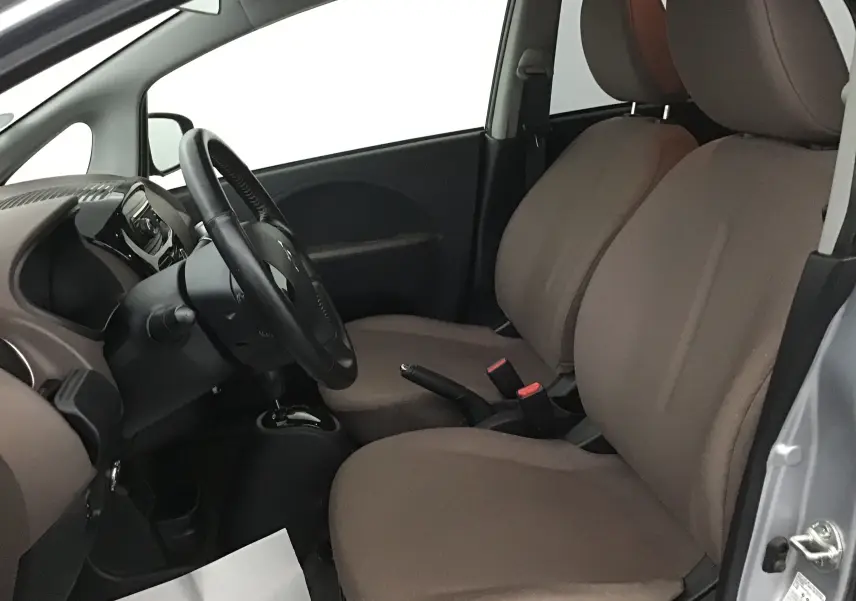 Intérieur avant droit d'une Citroën C-ZERO gris alu 2018, sièges marron et volant noir visible depuis la portière ouverte.