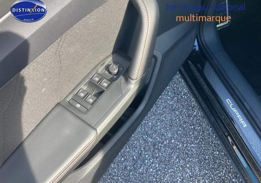 Gros plan sur la porte côté conducteur du CUPRA Formentor noir midnight, mettant en valeur les commandes de vitres et le seuil de porte Cupra.