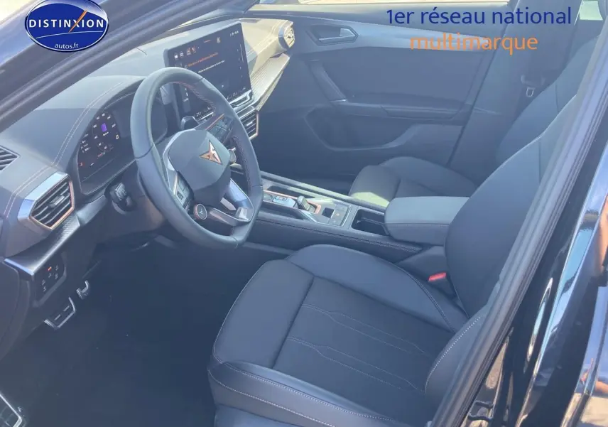 Intérieur avant droit du CUPRA Formentor noir midnight 2025 avec volant cuir multifonction et écran tactile central.