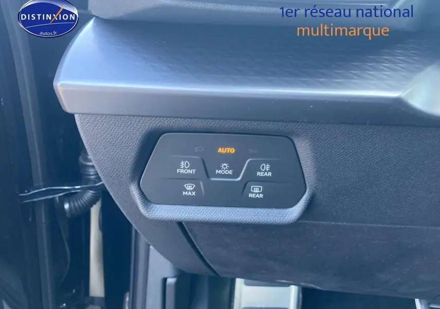 Gros plan sur les commandes d'éclairage et désembuage côté gauche d'un CUPRA Formentor noir midnight 2025.