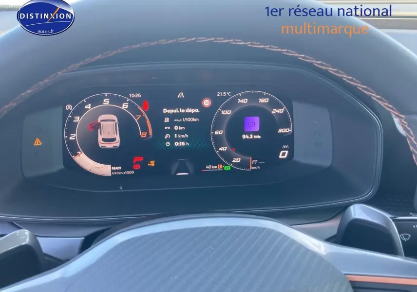 Tableau de bord numérique du CUPRA Formentor 2025 affichant compte-tours et vitesse en vue frontale rapprochée.