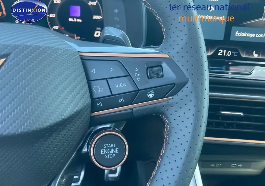 Gros plan sur le volant cuir perforé noir du CUPRA Formentor 2025 avec boutons multifonctions et bouton start engine stop.