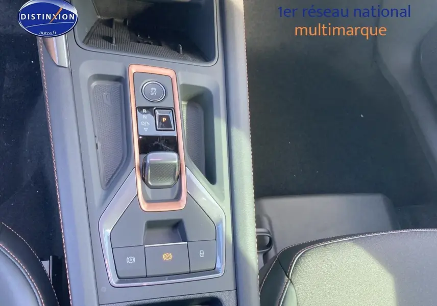 Console centrale avec levier de vitesses et commandes du CUPRA Formentor 1.5 eTSI Hybrid noir Midnight, vue de dessus.