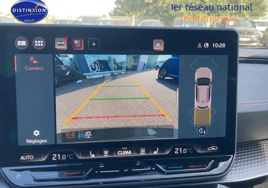 Écran tactile intérieur de la CUPRA Formentor noir midnight montrant la caméra de recul en action.