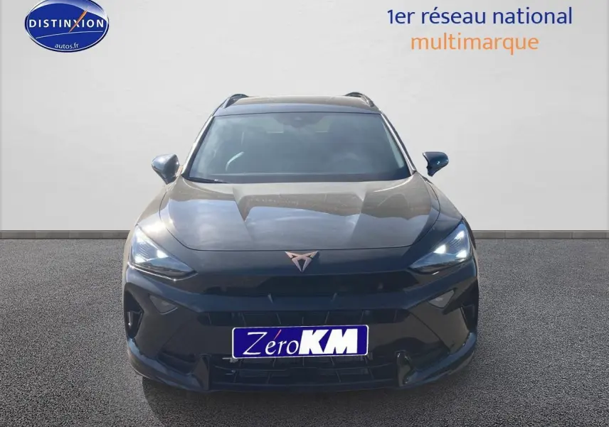 Vue frontale d'un CUPRA Formentor noir midnight 2025 avec logo cuivré et feux LED allumés.