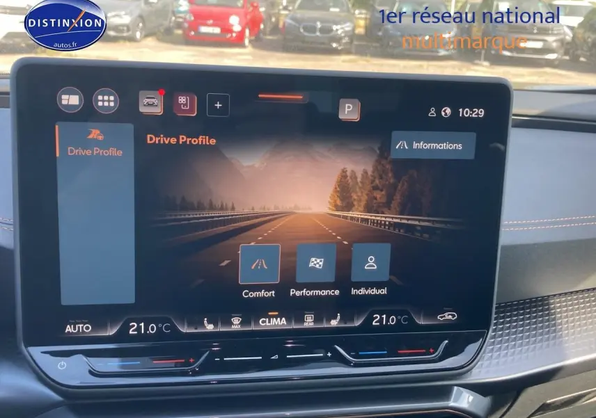Écran tactile central du tableau de bord du CUPRA Formentor 2025 affichant les modes de conduite, ambiance intérieure moderne.