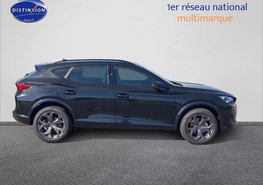 Profil droit d'un SUV CUPRA Formentor 1.5 etsi hybrid noir midnight avec jantes alu 18 pouces.