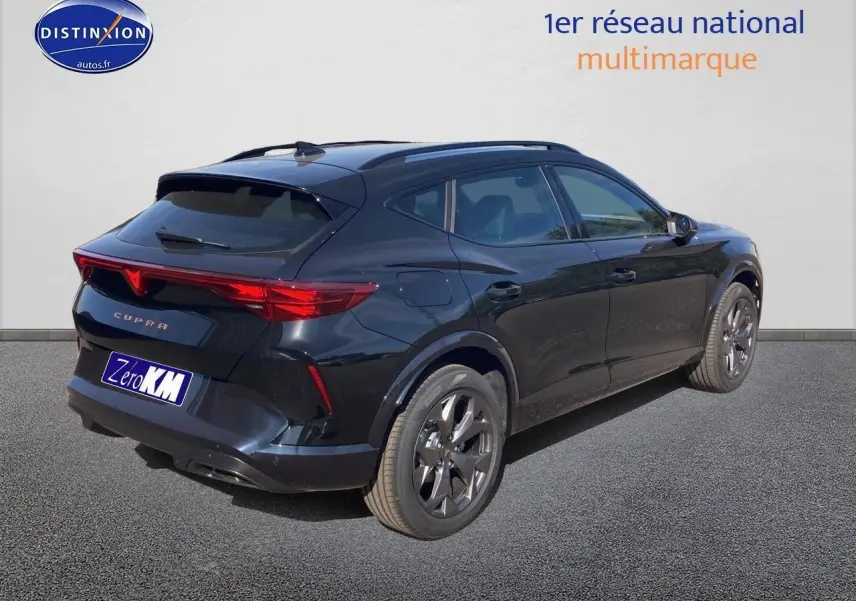 Vue 3/4 arrière droite d'un CUPRA Formentor 1.5 etsi hybrid noir midnight avec jantes alu 18 pouces.