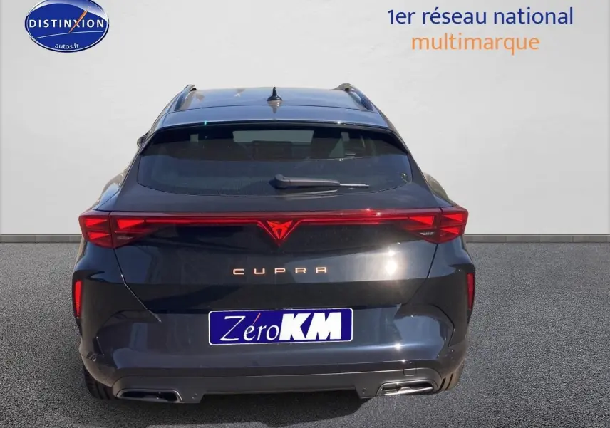 Vue arrière d'un CUPRA Formentor noir midnight 2025 avec feux LED et double sortie d'échappement intégrée.