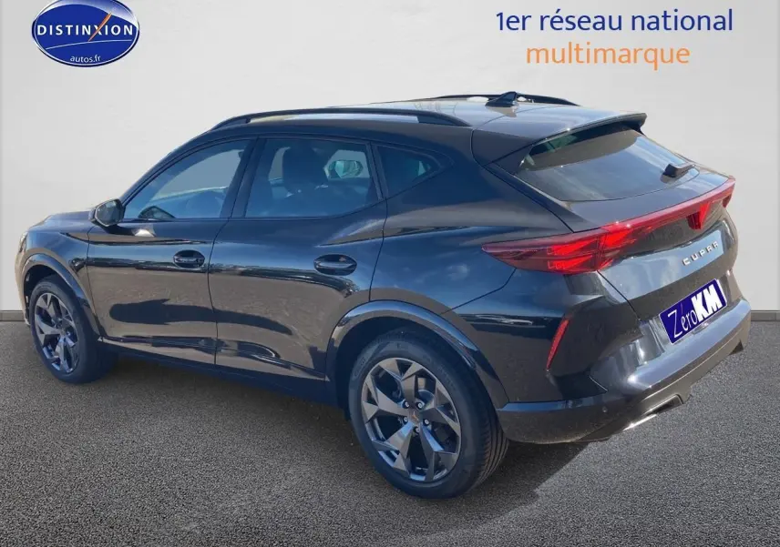 Vue 3/4 arrière droite du CUPRA Formentor noir midnight 2025 avec jantes alu 18 pouces et barres de toit.