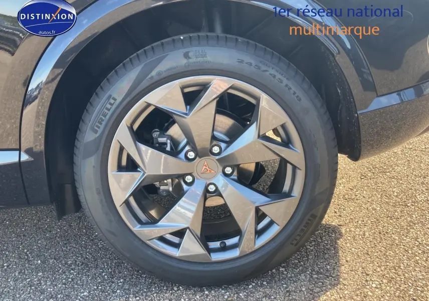 Gros plan sur la roue avant gauche du CUPRA Formentor noir midnight avec jante alu 18 pouces au design angular.