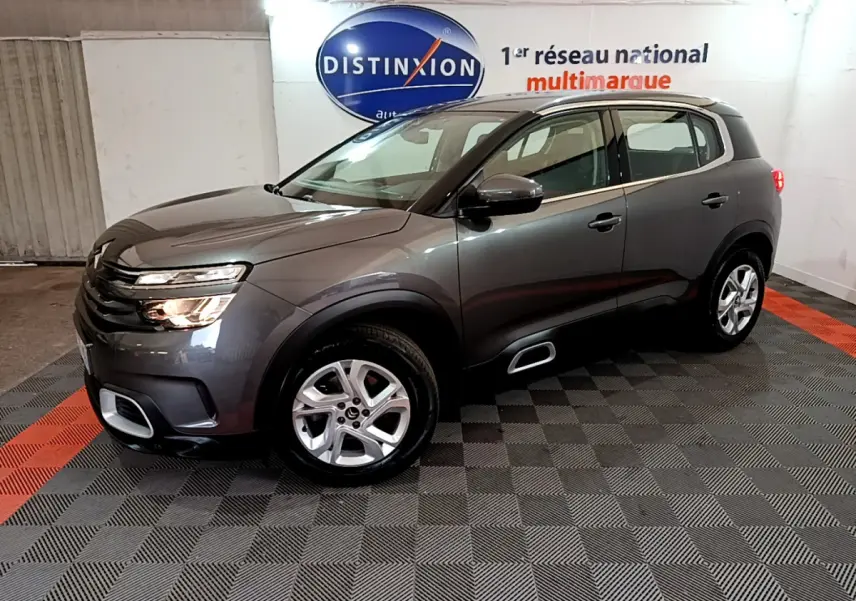 Citroën C5 Aircross gris foncé vue 3/4 avant droit, jantes alliage 17 pouces et inserts Silver Anodisé visibles.