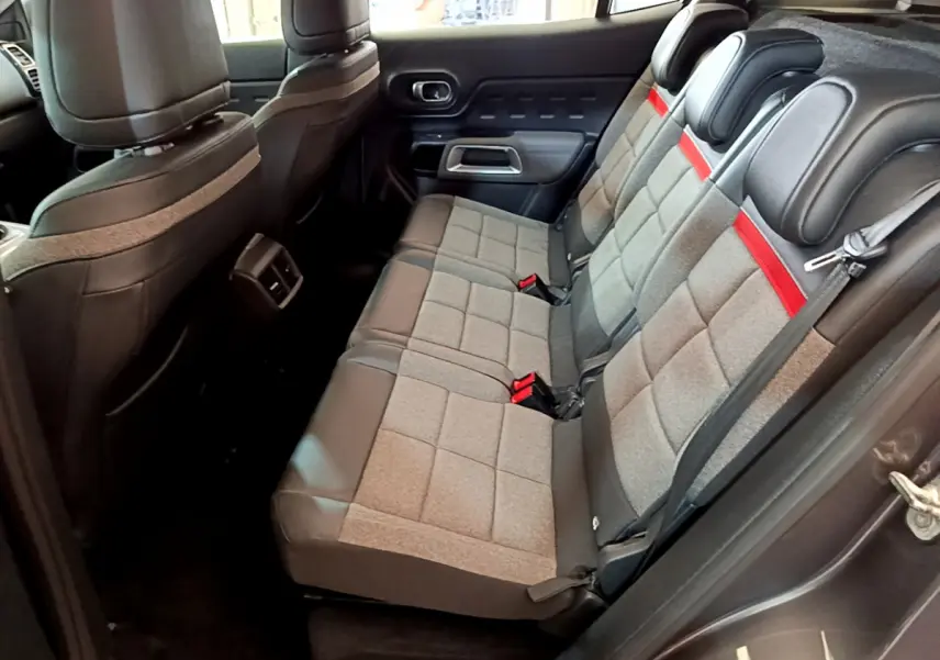Vue latérale droite des sièges arrière gris clair et noir avec bande rouge du Citroën C5 Aircross 2020 finition Business
