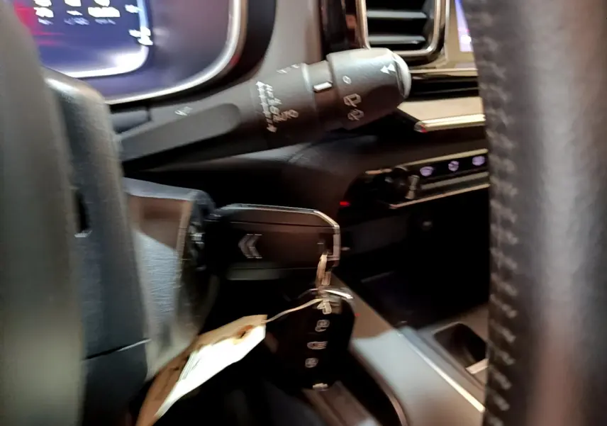 Gros plan sur la clé de contact insérée dans le tableau de bord noir du Citroën C5 Aircross 2020.