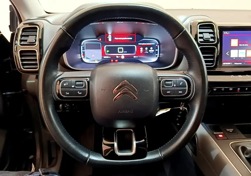 Vue centrée sur le volant cuir noir du Citroën C5 Aircross 2020 avec tableau de bord numérique et écran tactile couleur.