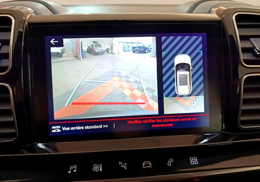 Écran tactile intérieur du Citroën C5 Aircross 2020 montrant la caméra de recul et l'aide au stationnement active.