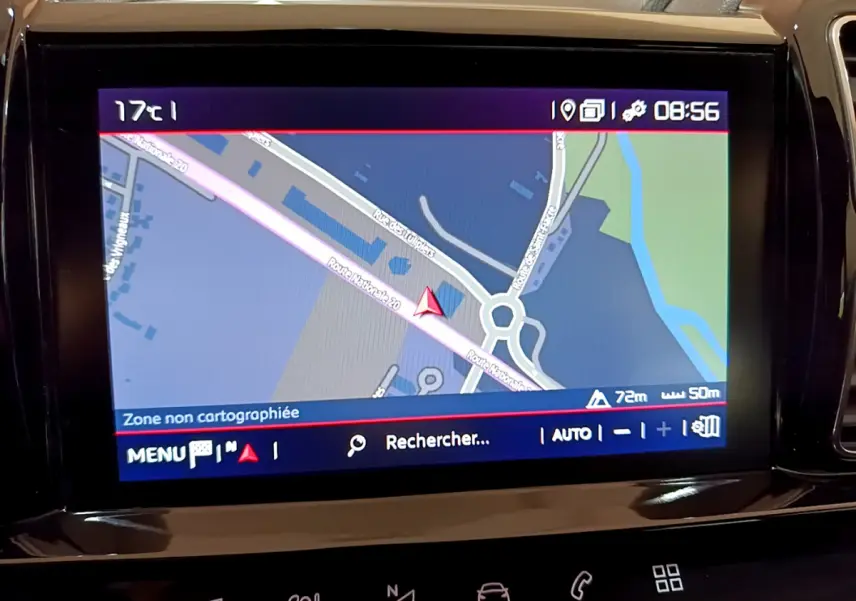 Écran tactile du système CITROËN Connect Nav affichant une carte de navigation dans un C5 Aircross gris foncé.