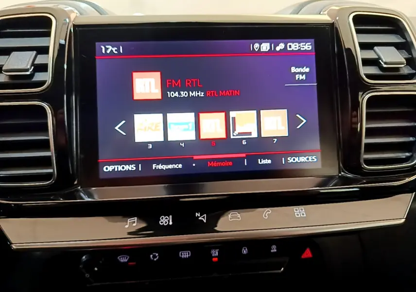 Écran tactile central du tableau de bord d'une Citroën C5 Aircross 2020 gris foncé affichant la radio FM RTL