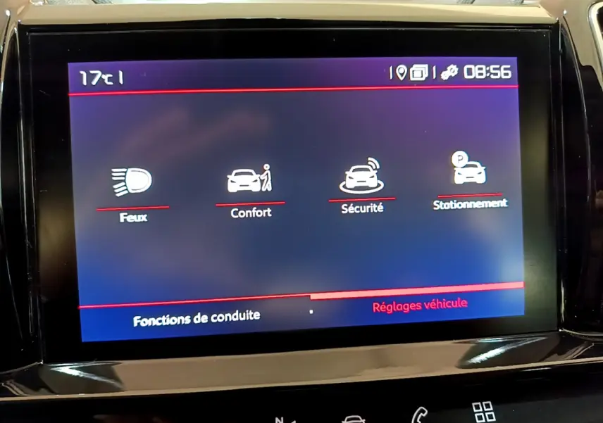 Écran tactile central du Citroën C5 Aircross 2020 montrant les menus Feux, Confort, Sécurité et Stationnement.